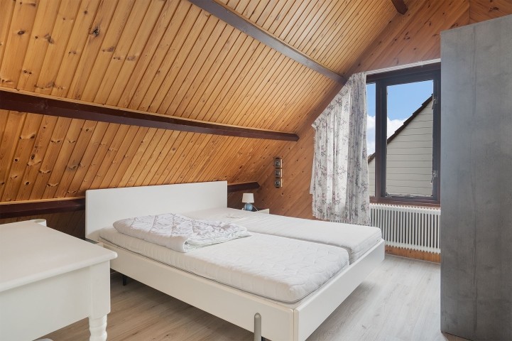 Schlafzimmer mit Doppelbett  im Obergeschoss