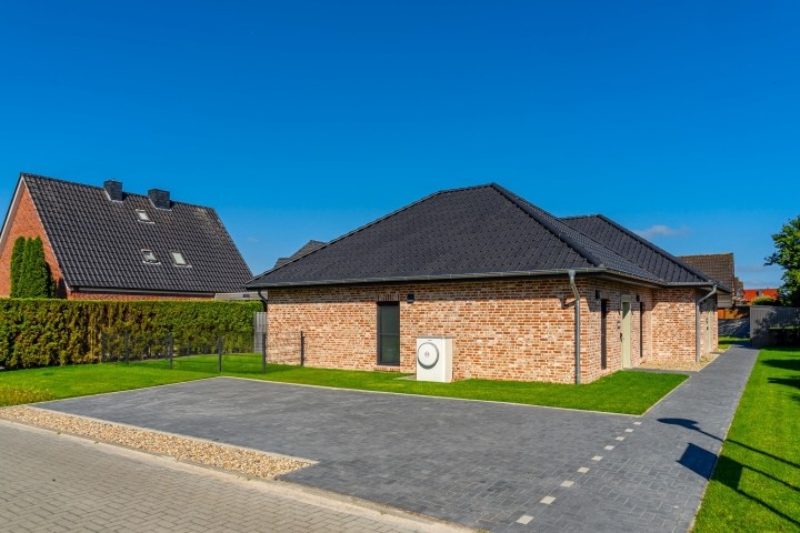 Außenansicht Gebäude mit reserviertem Parkplatz