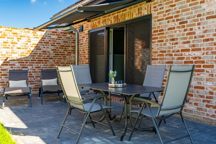 große möbilierte Terrasse mit Markise