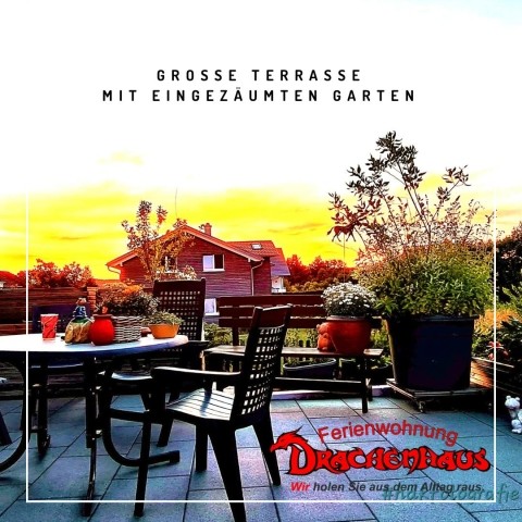 Große Terrasse mit Markise