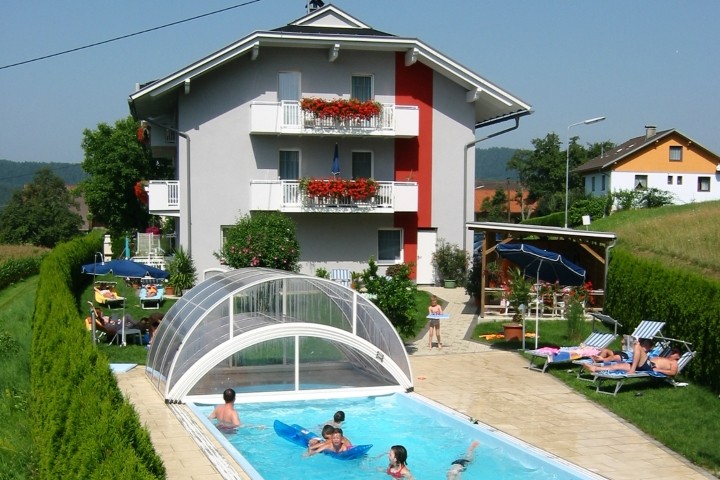 Überdachter und beheizter Swimmingpool