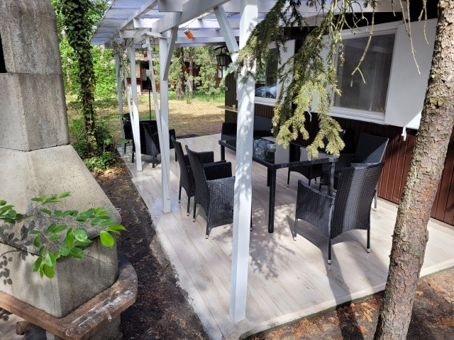 Grill neben der Terrasse