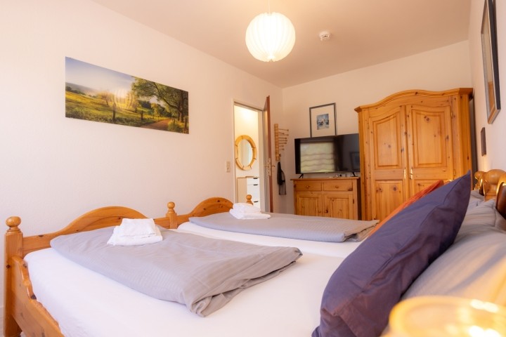 Das Schlafzimmer mit Smart TV und 2x2m großem Bett, beidseitig begehbar
