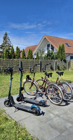 Fahrräder und E Scooter zur freien Verfügung 