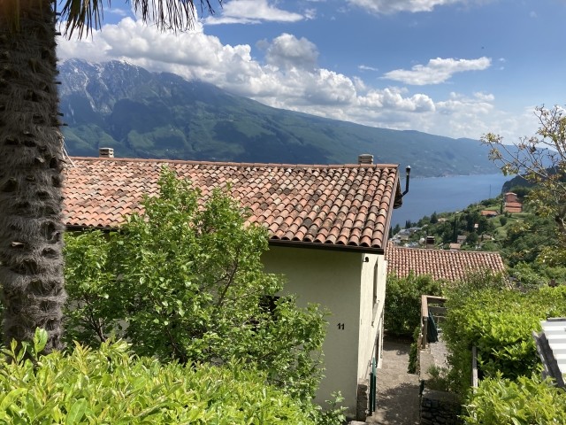 Blick vom Parkplatz auf das Ferienhaus
