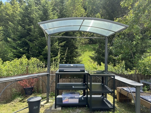 80qm umzäunter Garten mit BBQ Grill und Utensilien