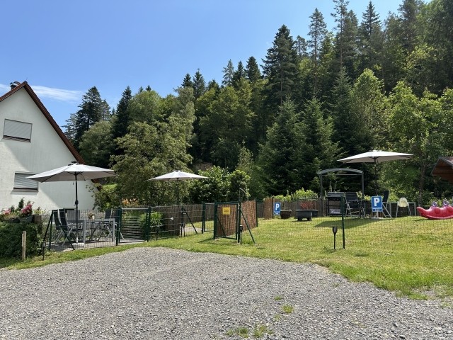 umzäunter Garten mit Parkplätzen