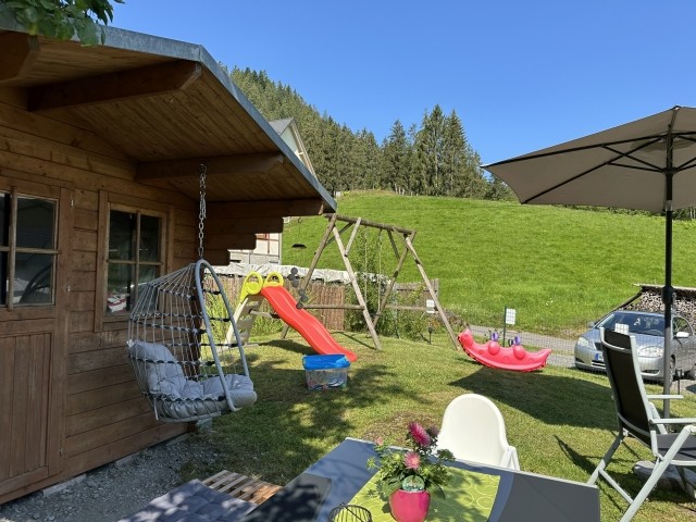 Spielplatz im Garten Schaukel, Wippe Rutsche Outdoorspiele