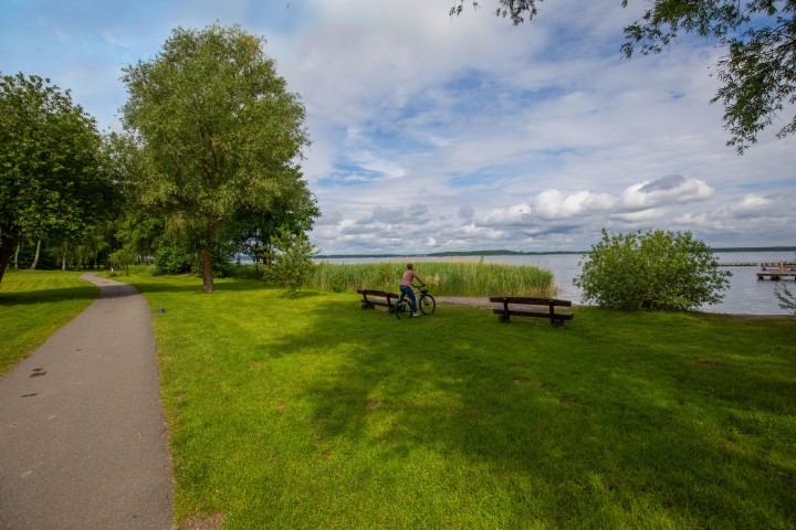 Mit dem Rad am See entlang 