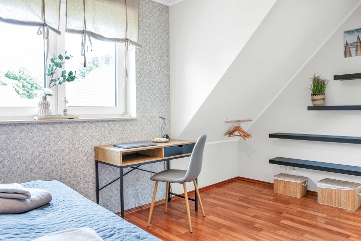 Im Schlafzimmer befindet sich ebenso ein kleiner Arbeitsbereich