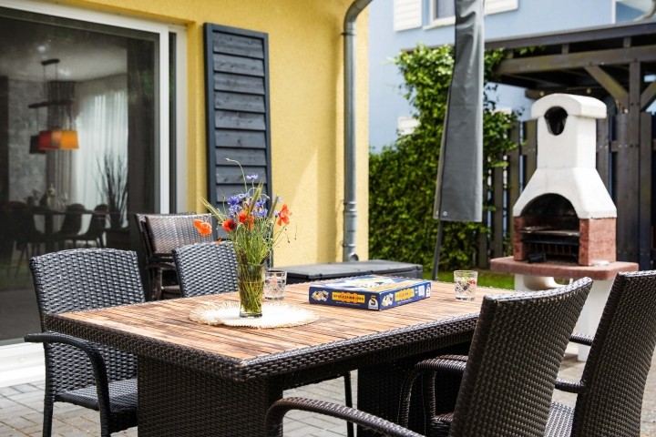 Die Terrasse mit Essbereich