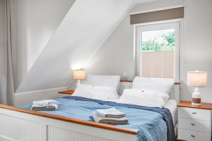 Bequemes Doppelbett im zweiten Schlafzimmer