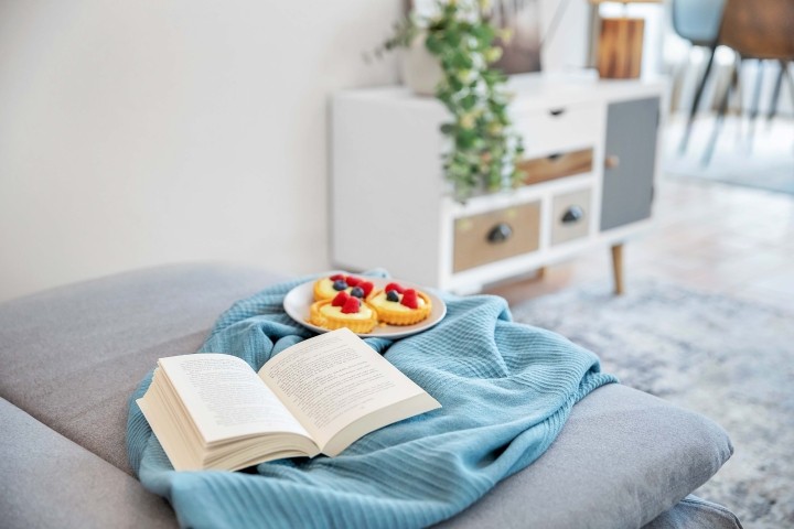 Auf dem Sofa im Wohnzimmer kannst du es dir bequem machen