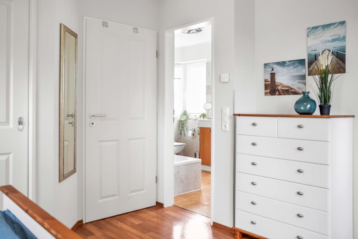 Vom Schlafzimmer aus geht's direkt zum Vollbad