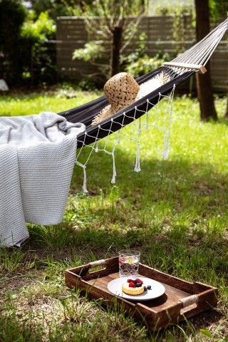 In der Hängematte im Garten kannst du es dir bequem machen