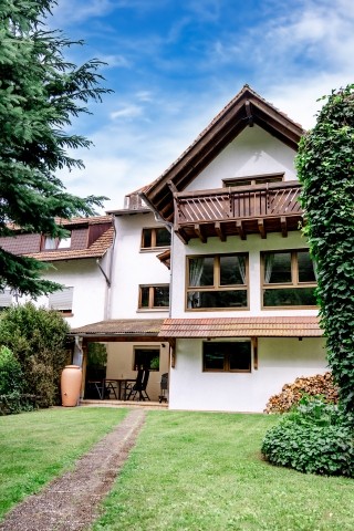 Terrasse mit Grill und gemeinschaftlich genutzter Gartenanteil