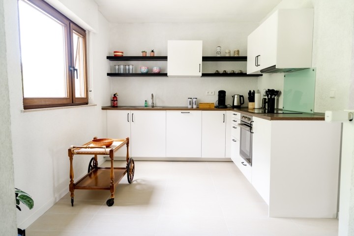 Die offene vollausgestattete Küche lädt zum gemeinsamen Kochen ein