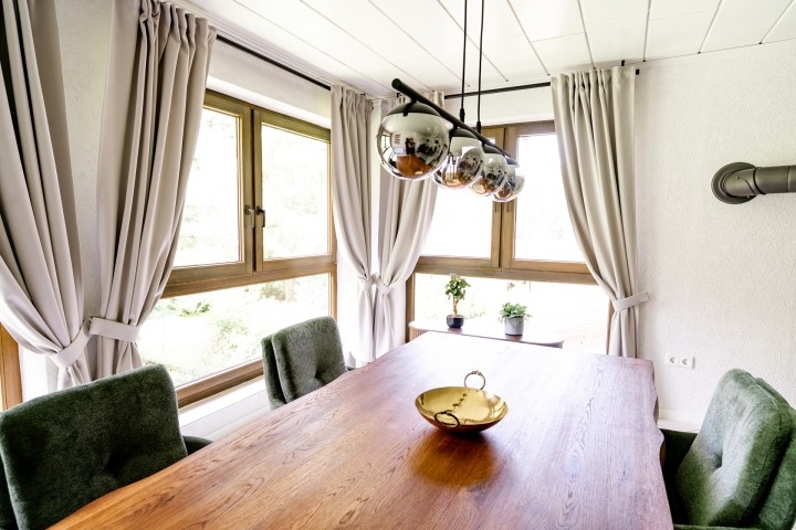Wohn- und Essbereich mit heller Fensterfront, Kaminofen uns SMART-TV