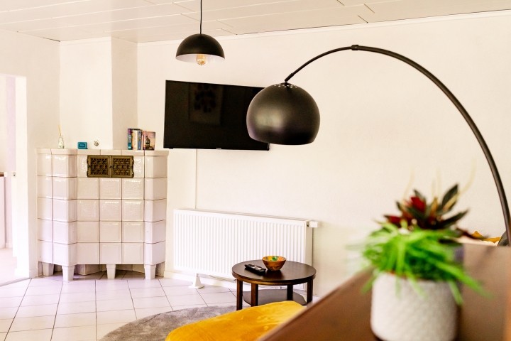 Wohn- und Essbereich mit heller Fensterfront, Kaminofen uns SMART-TV