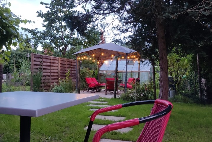 Gästebereich im Garten, Pavillion.  Mai - Ende Oktober Gästebereich im Garten