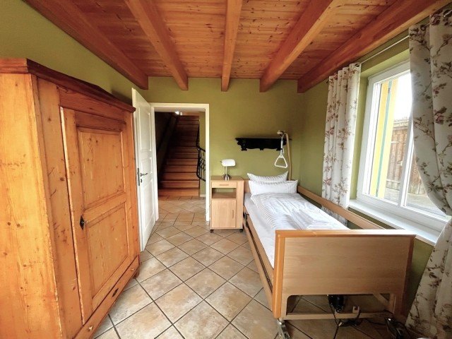 Schlafzimmer im Erdgeschoss mit Pflegebett