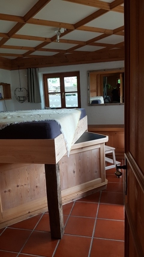 seinem Hochbett-Treppenhocker sind vorhanden!