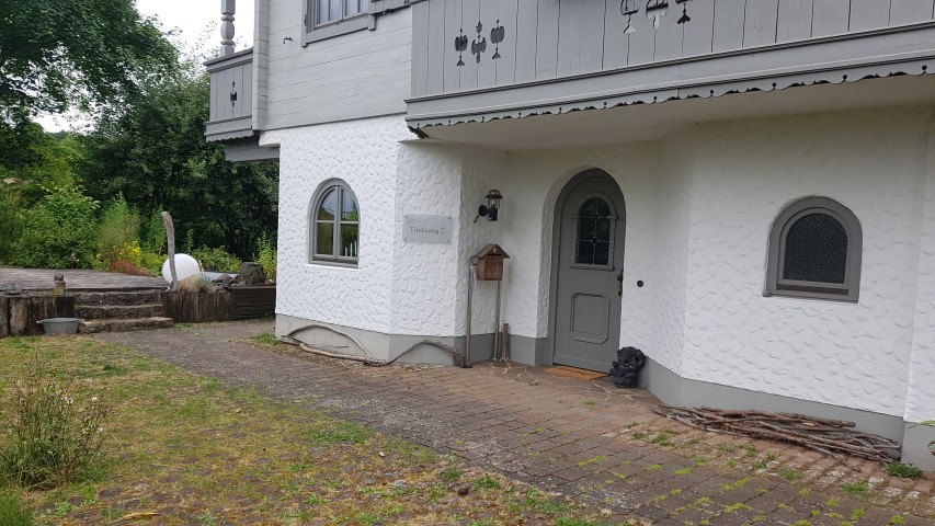 Hier geht es zum Teich mit seiner Terrasse..
