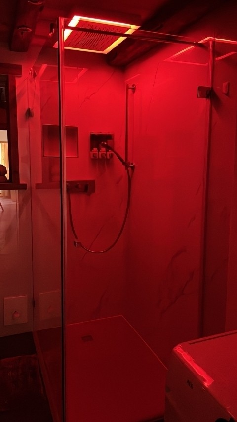 Dusche mit Farbtherapie