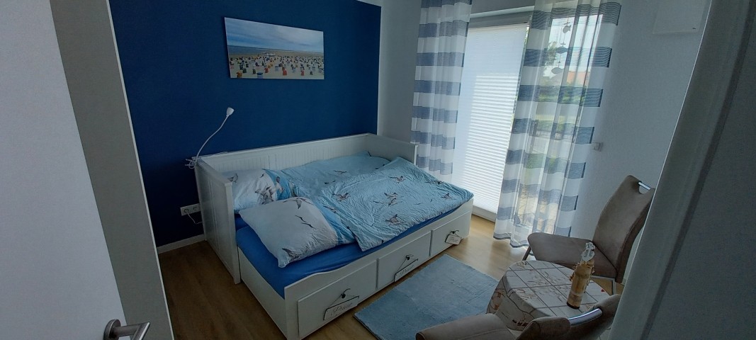 Kleines Schlafzimmer mit Bett zum ausziehen