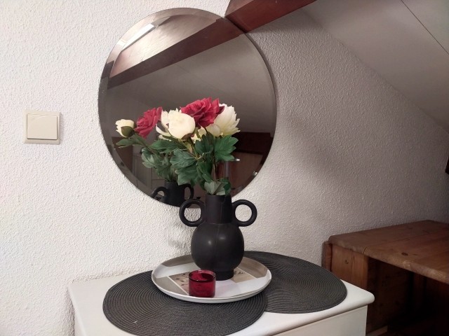 Spiegel und Kommode im Schlafzimmer