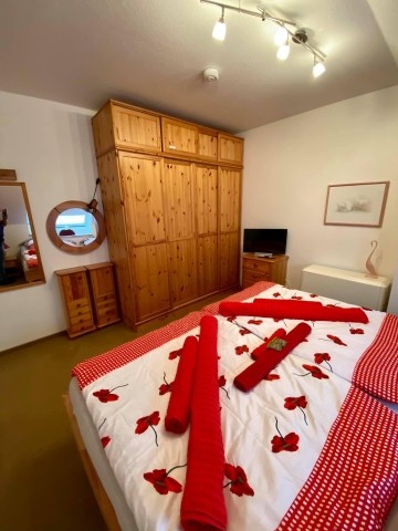 Schlafzimmer mit Doppelbett 1.80x2.00