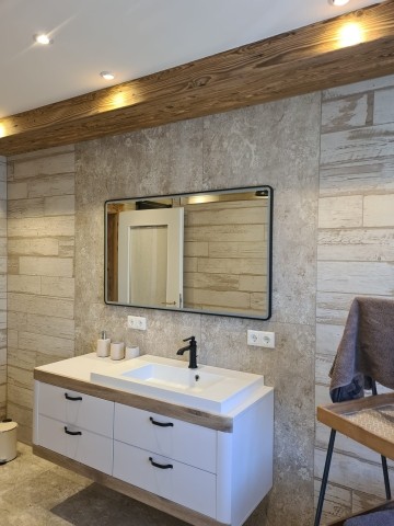 modernes Badezimmer mit Altholz und etwas Shabby Look
