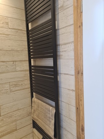 Handtuchhalter im großen Badezimmer