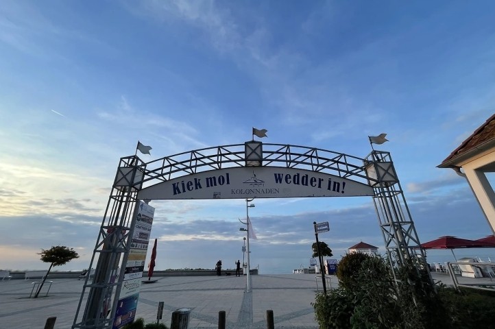Blick zum Strand bei Abenddämmerung