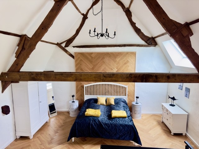 Schlafzimmer mit Leseecke und Bad in La Benoiterie