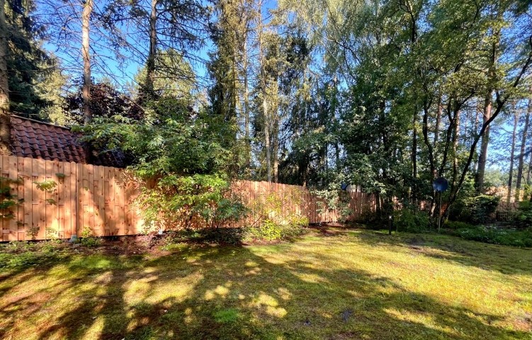 Der 180 cm hoch eingezäunte Garten 