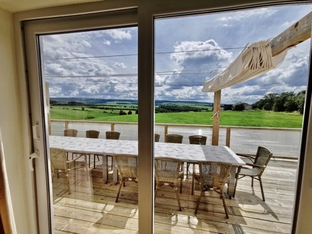 Blick vom Wohnzimmer auf Terrasse mit Panorama