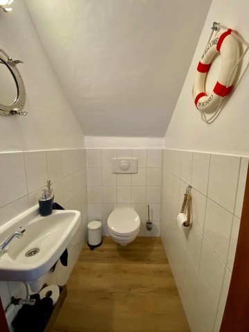 separates WC