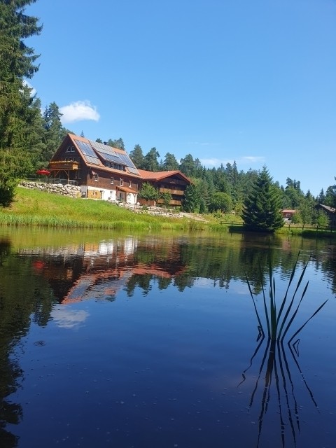 Haus vom Weiher aus
