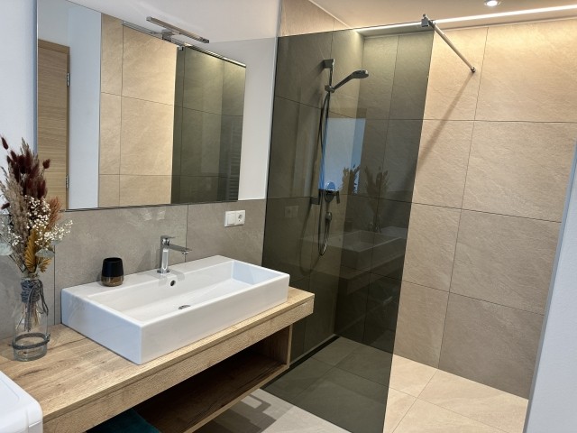 Badezimmer mit moderner Dusche