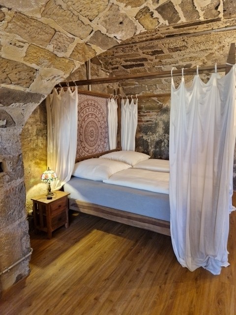 Hauptbereich mit Himmelbett