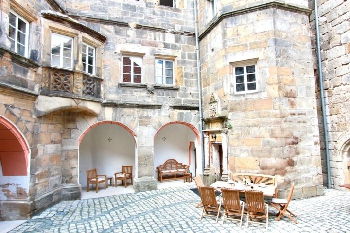 Bestuhlter Schlossinnenhof