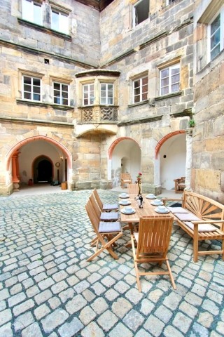 Bestuhlter Schlossinnenhof