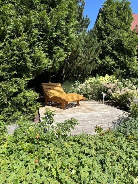 Waldbank im Garten