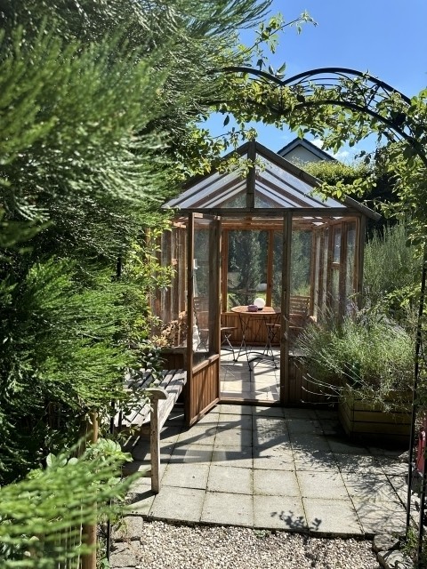 kleines Raucherpavillion im Garten