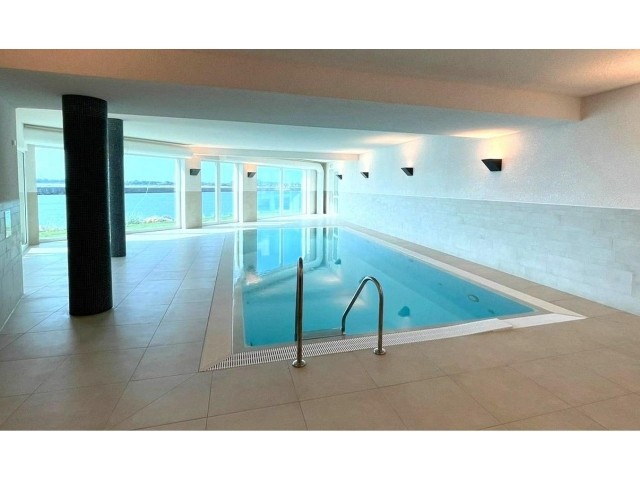 Pool im Nachbarhaus