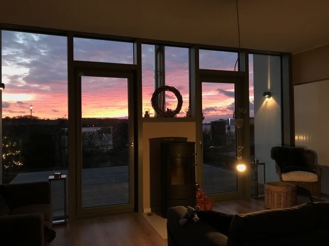 Blick auf den Sonnenuntergang über dem Binnensee 