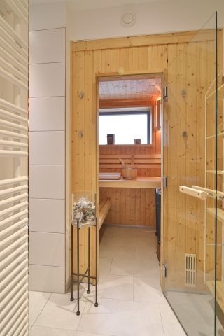 Die geräumige Sauna befindet sich im EG