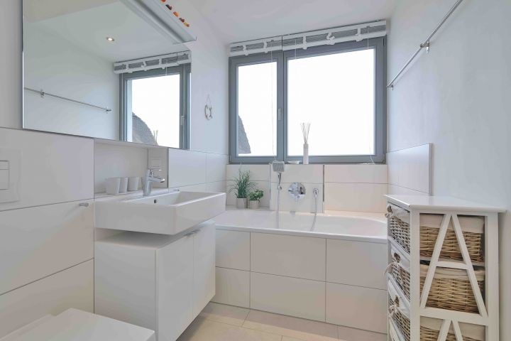Badezimmer im OG mit Badewanne und separater Dusche