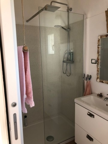 Badezimmer mit Regendusche